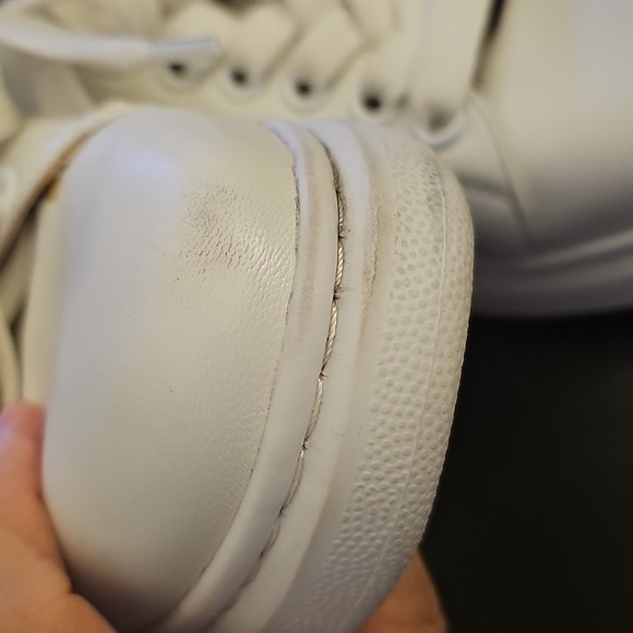 Vaneli White and Black Womens Leather Sneakers. 9.5 - Picture 2 of 12